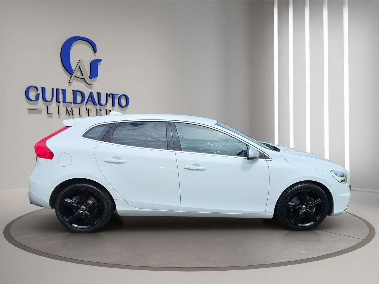 2017 VOLVO V40 2017 VOLVO V40