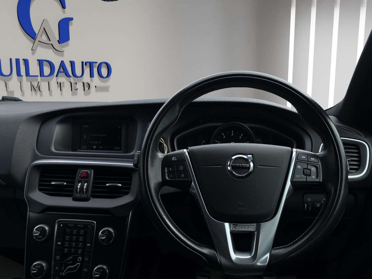 2017 VOLVO V40 2017 VOLVO V40