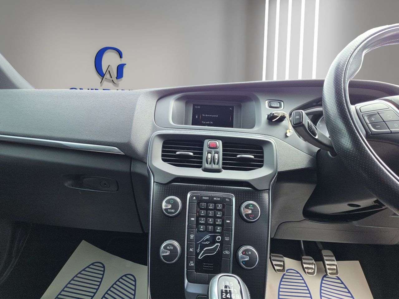 2017 VOLVO V40 2017 VOLVO V40