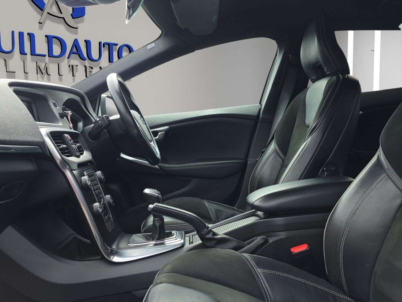 2017 VOLVO V40 2017 VOLVO V40