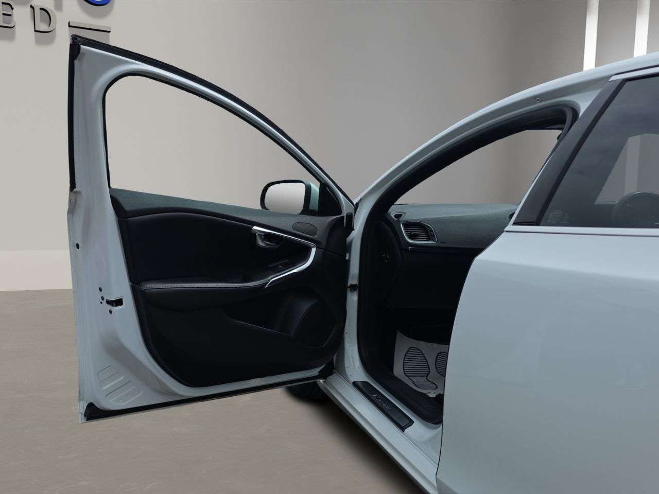 2017 VOLVO V40 2017 VOLVO V40