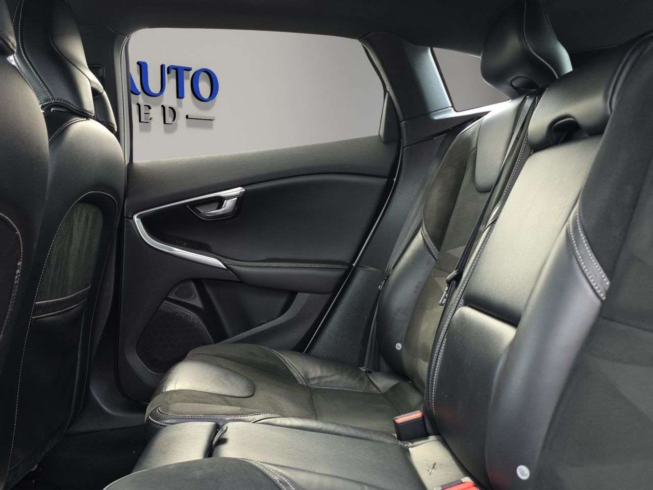 2017 VOLVO V40 2017 VOLVO V40