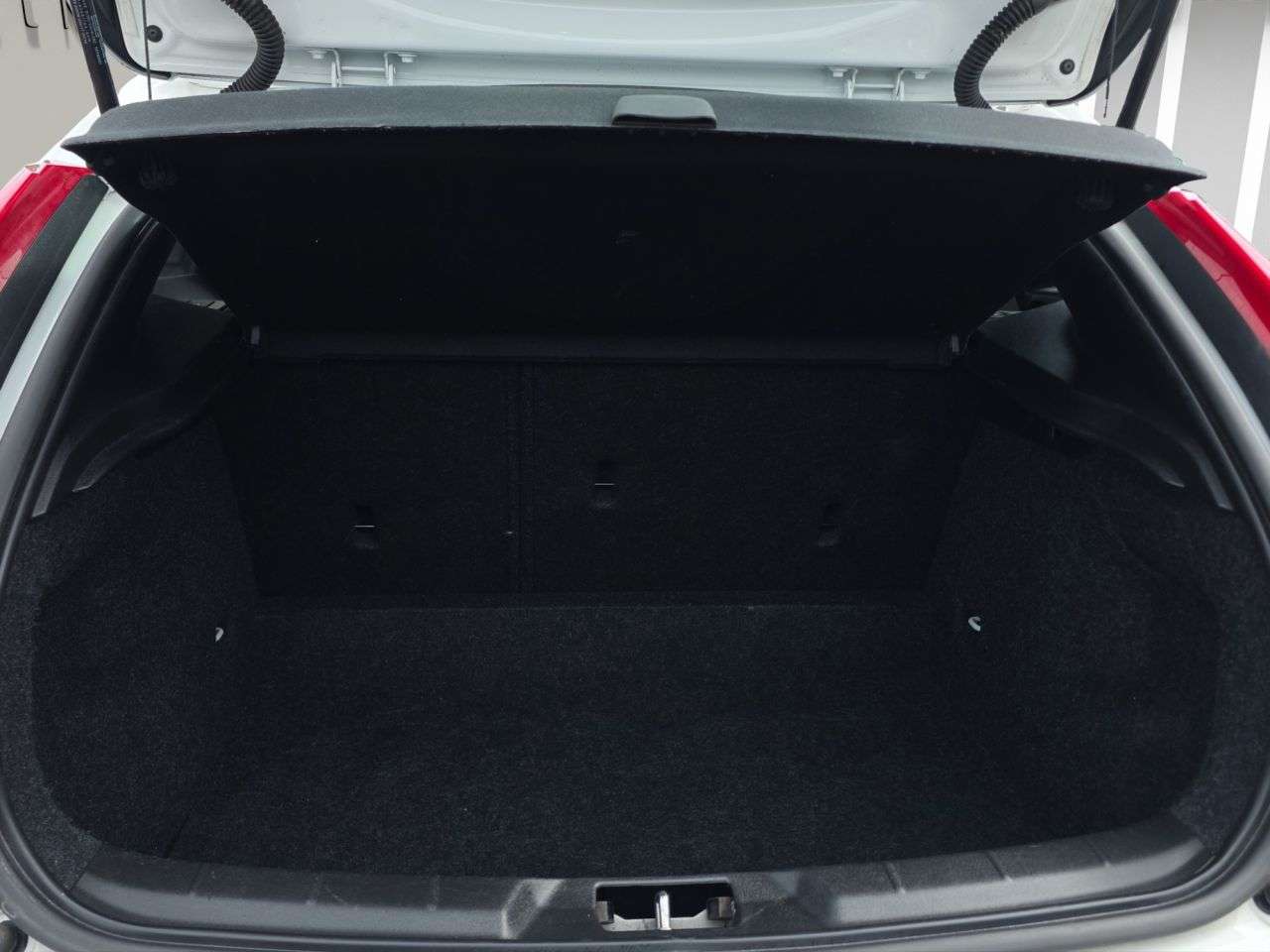 2017 VOLVO V40 2017 VOLVO V40