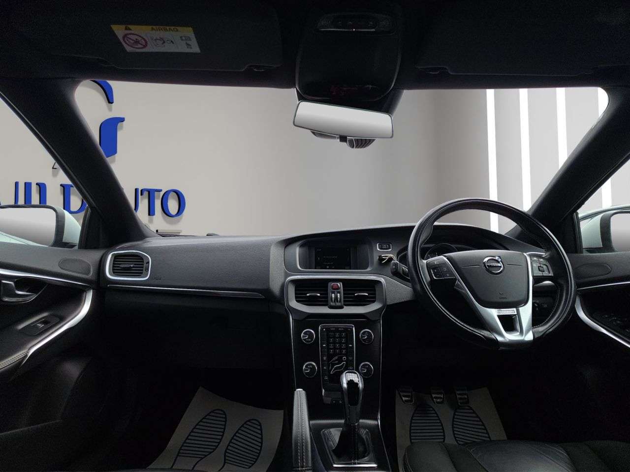 2017 VOLVO V40 2017 VOLVO V40