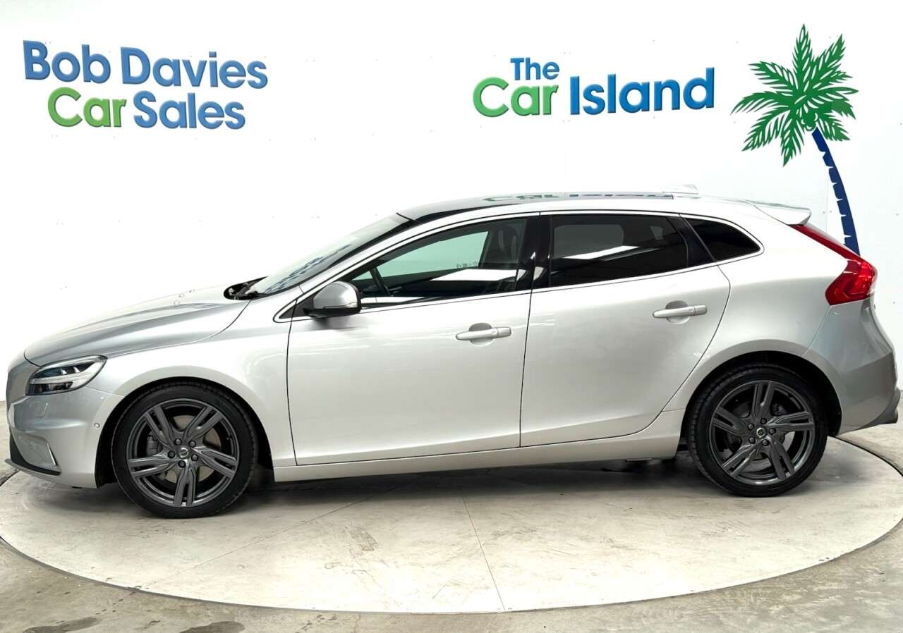 2017 VOLVO V40 2017 VOLVO V40