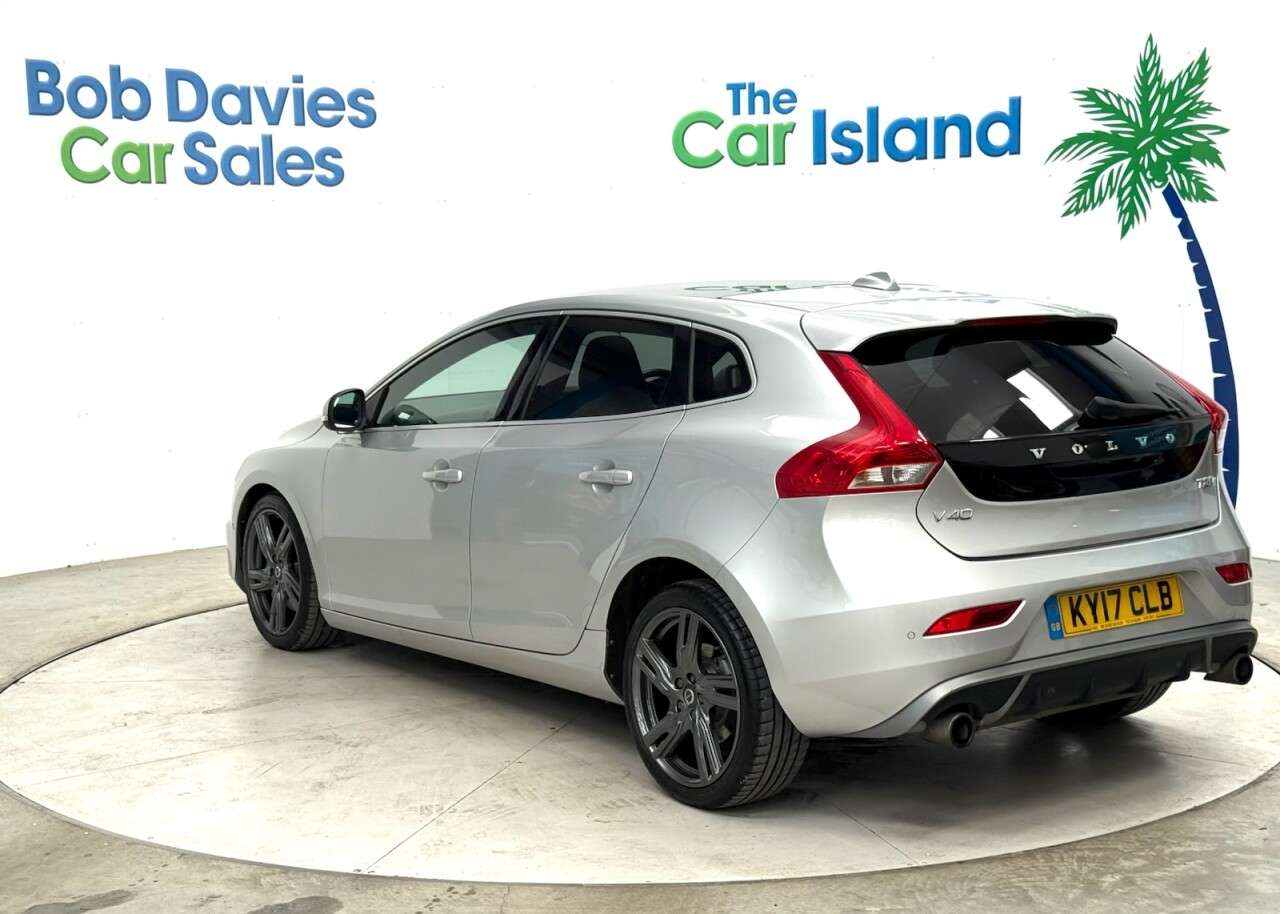 2017 VOLVO V40 2017 VOLVO V40