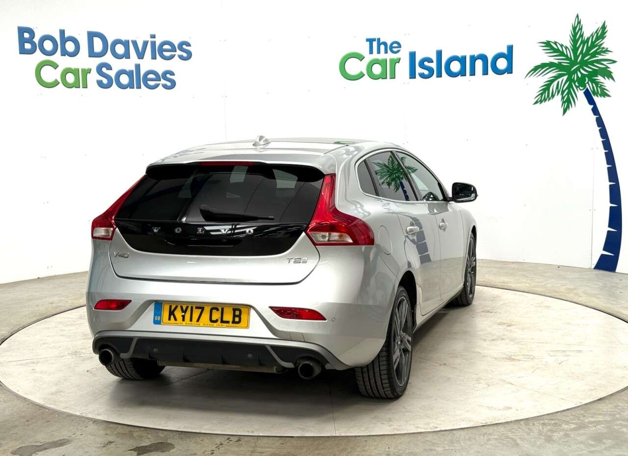 2017 VOLVO V40 2017 VOLVO V40