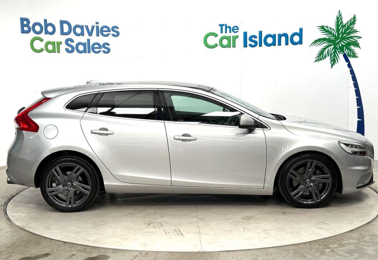 2017 VOLVO V40 2017 VOLVO V40
