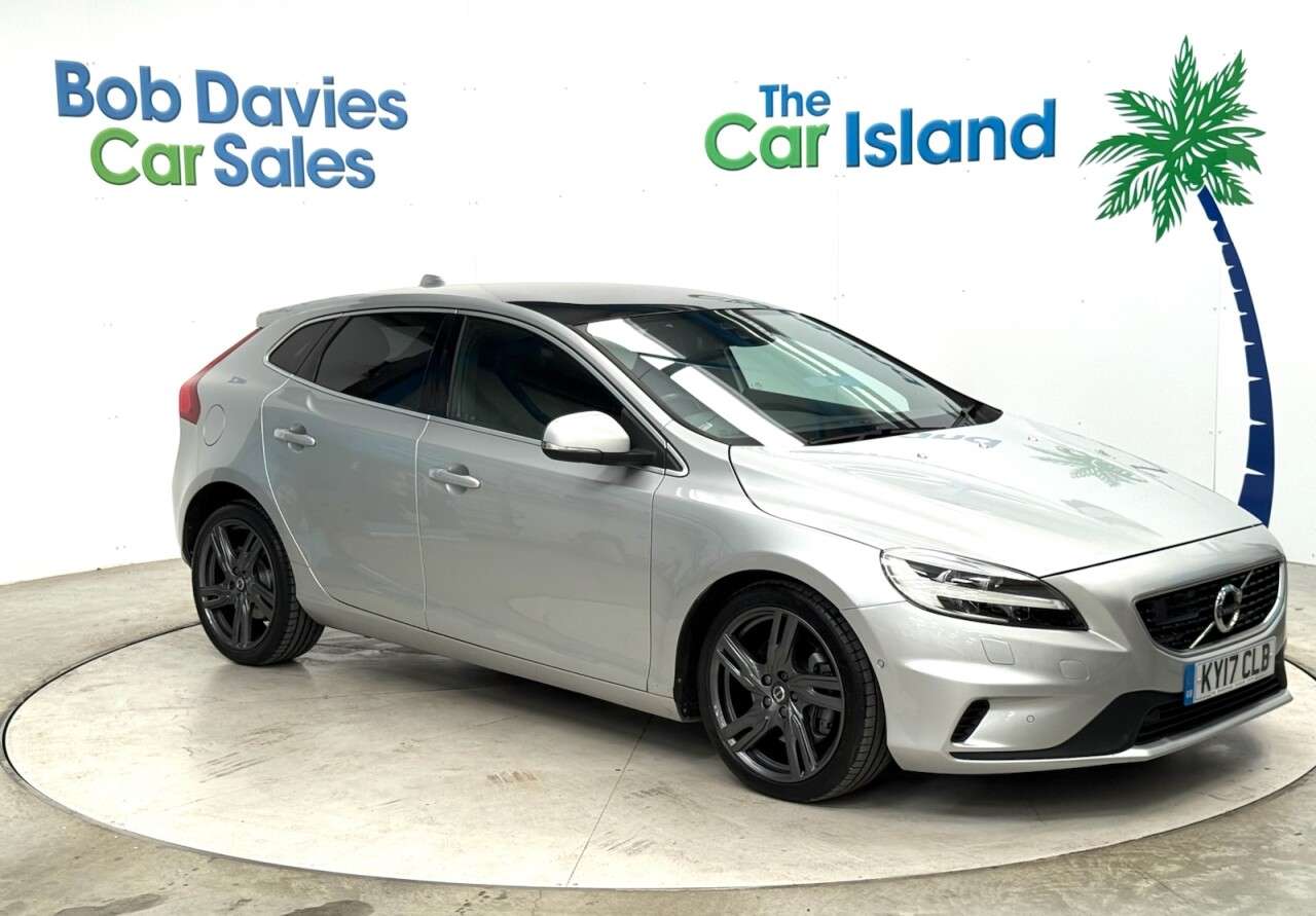 2017 VOLVO V40 2017 VOLVO V40