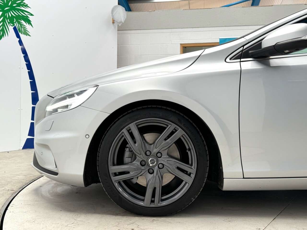 2017 VOLVO V40 2017 VOLVO V40