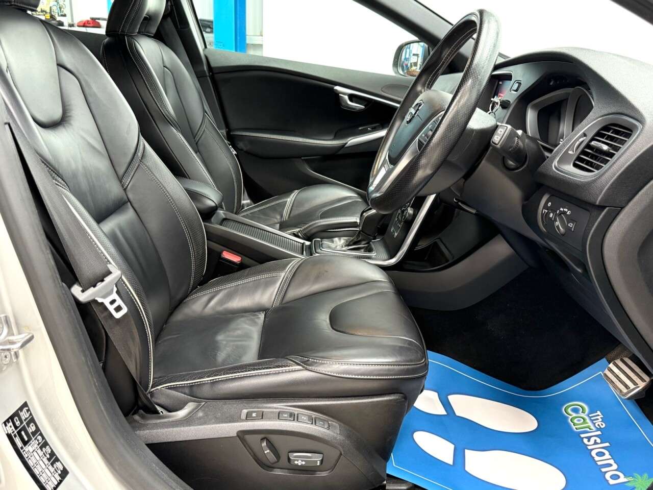 2017 VOLVO V40 2017 VOLVO V40