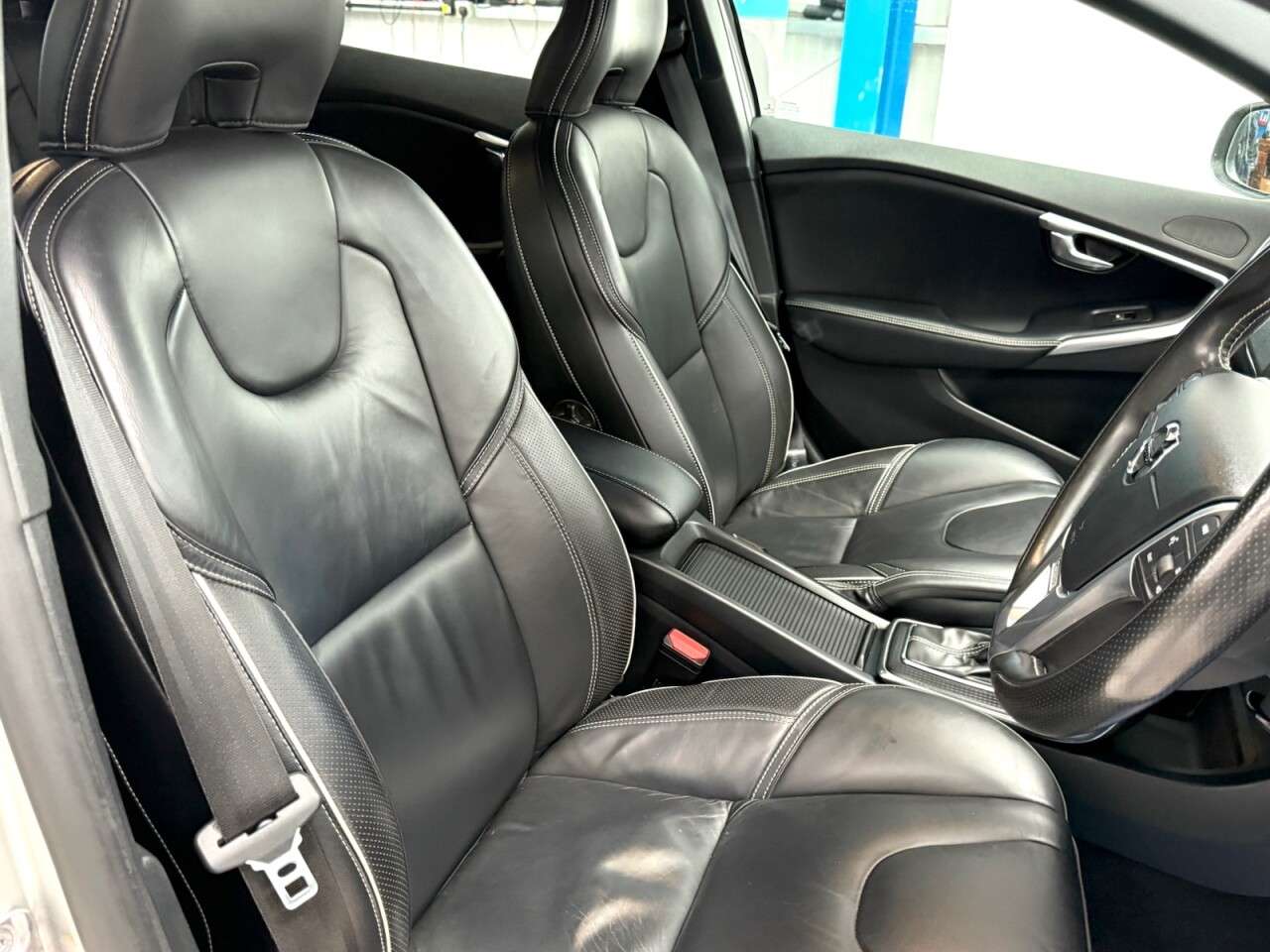 2017 VOLVO V40 2017 VOLVO V40