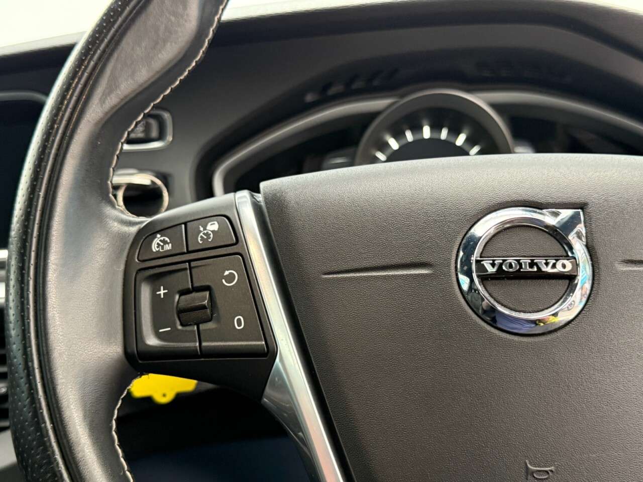 2017 VOLVO V40 2017 VOLVO V40