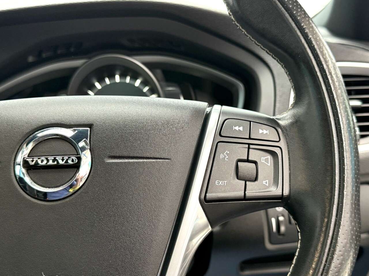 2017 VOLVO V40 2017 VOLVO V40