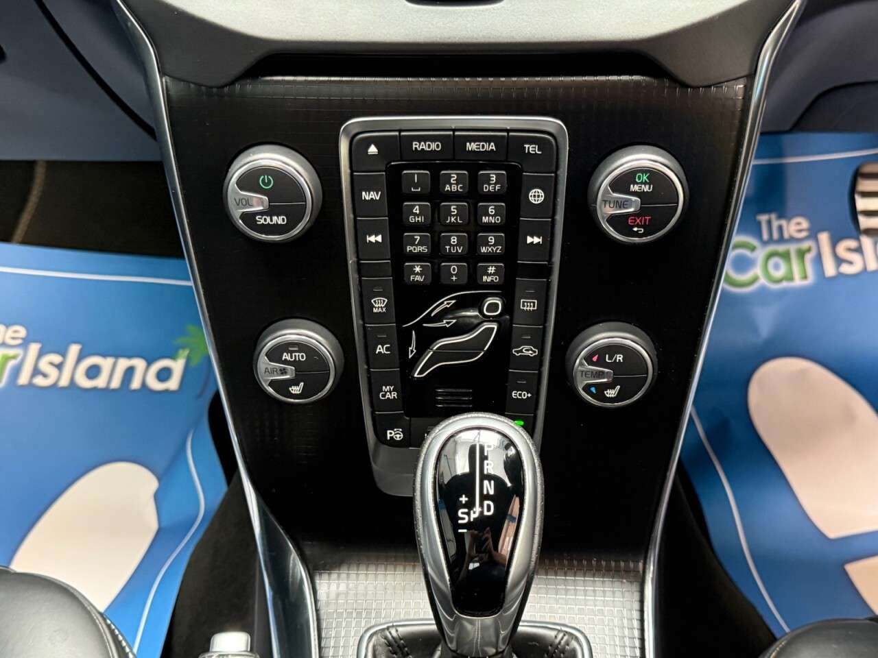 2017 VOLVO V40 2017 VOLVO V40