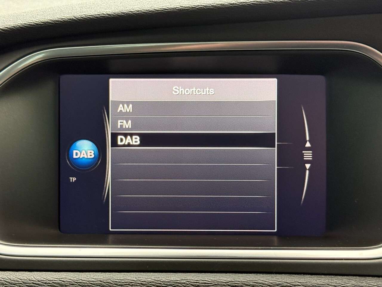 2017 VOLVO V40 2017 VOLVO V40