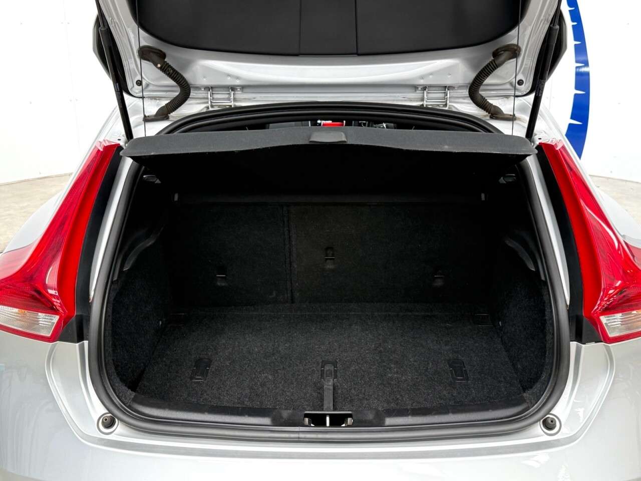 2017 VOLVO V40 2017 VOLVO V40