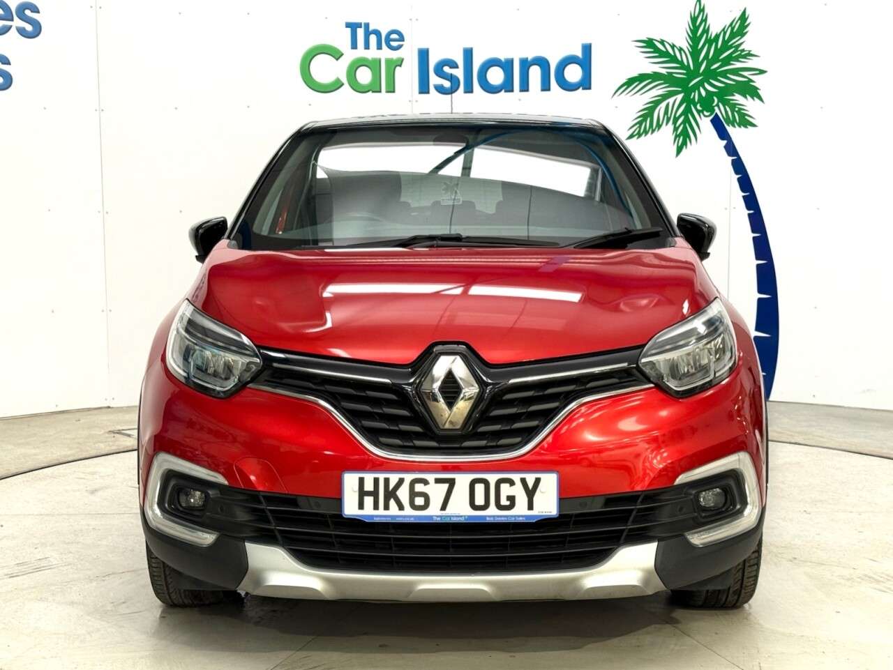 A 2017 RENAULT CAPTUR 0.9 TCe ENERGY Signature X Nav SUV 5dr Petrol Manual Euro 6 (s/s) (90 ps) F A 2017 RENAULT CAPTUR 0.9 TCe ENERGY Signature X Nav SUV 5dr Petrol Manual Euro 6 (s/s) (90 ps) F