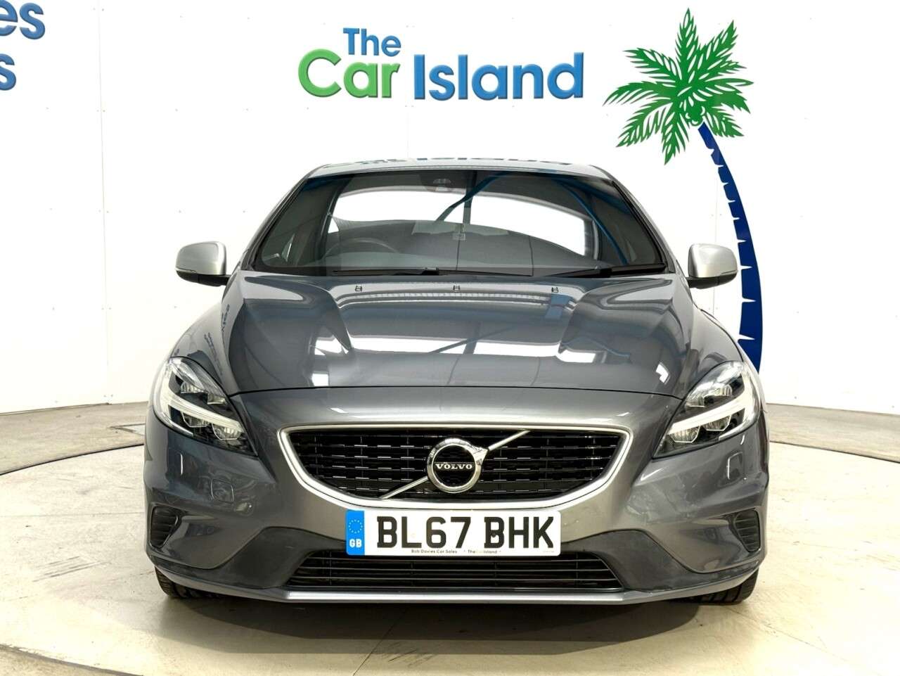 A 2018 VOLVO V40 1.5 T2 R-Design Pro Hatchback 5dr Petrol Auto Euro 6 (s/s) (122 ps) Park As A 2018 VOLVO V40 1.5 T2 R-Design Pro Hatchback 5dr Petrol Auto Euro 6 (s/s) (122 ps) Park As