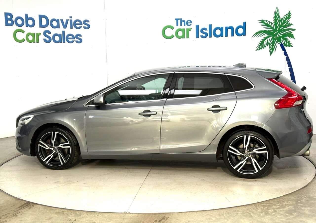 2018 VOLVO V40 2018 VOLVO V40