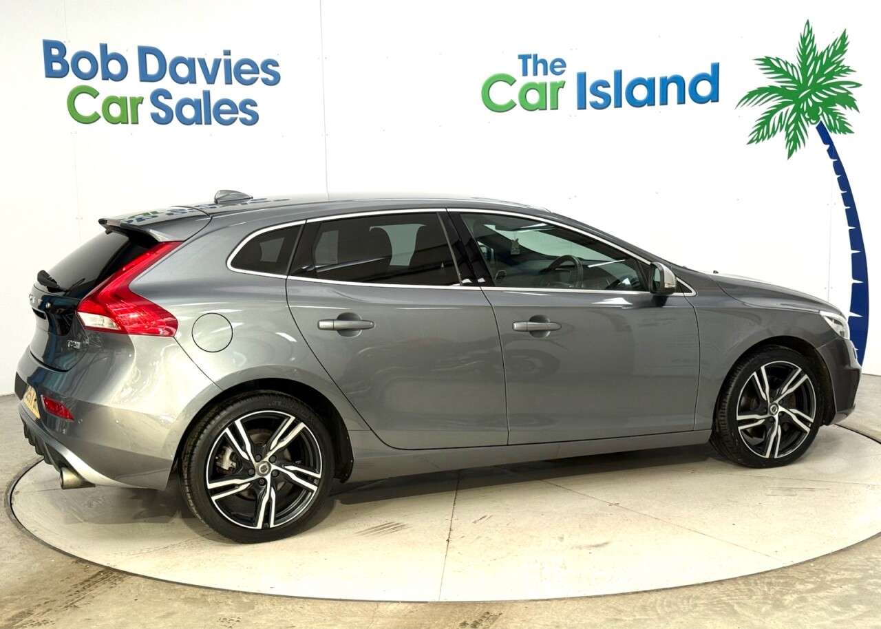 2018 VOLVO V40 2018 VOLVO V40