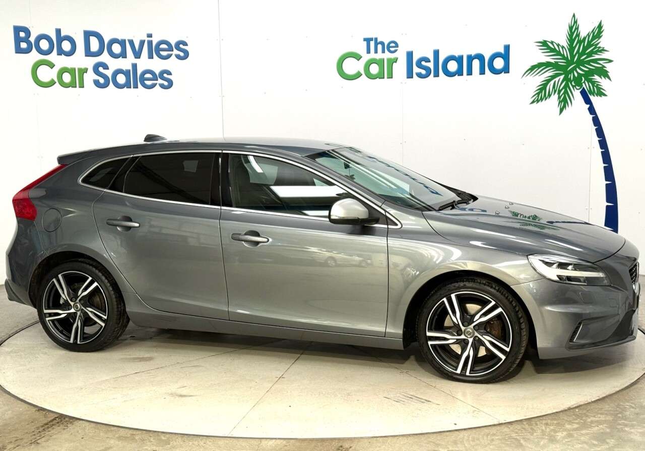2018 VOLVO V40 2018 VOLVO V40