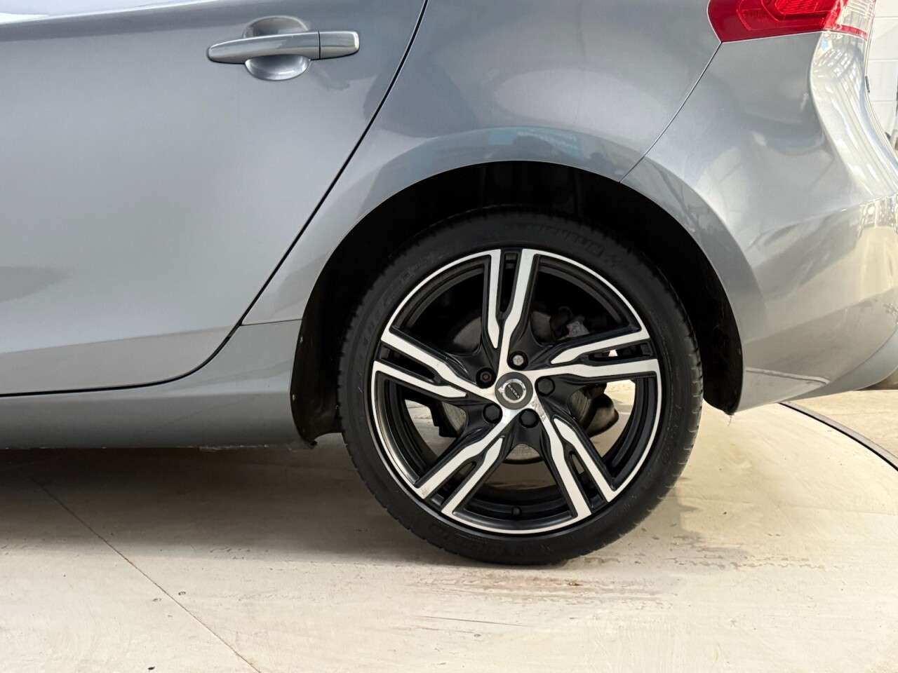 2018 VOLVO V40 2018 VOLVO V40