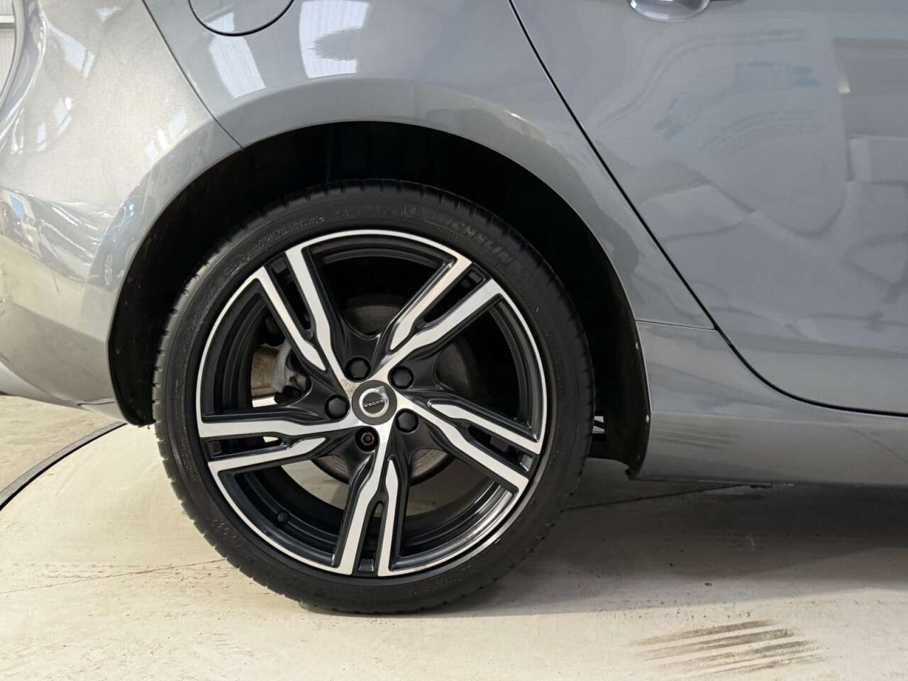 2018 VOLVO V40 2018 VOLVO V40