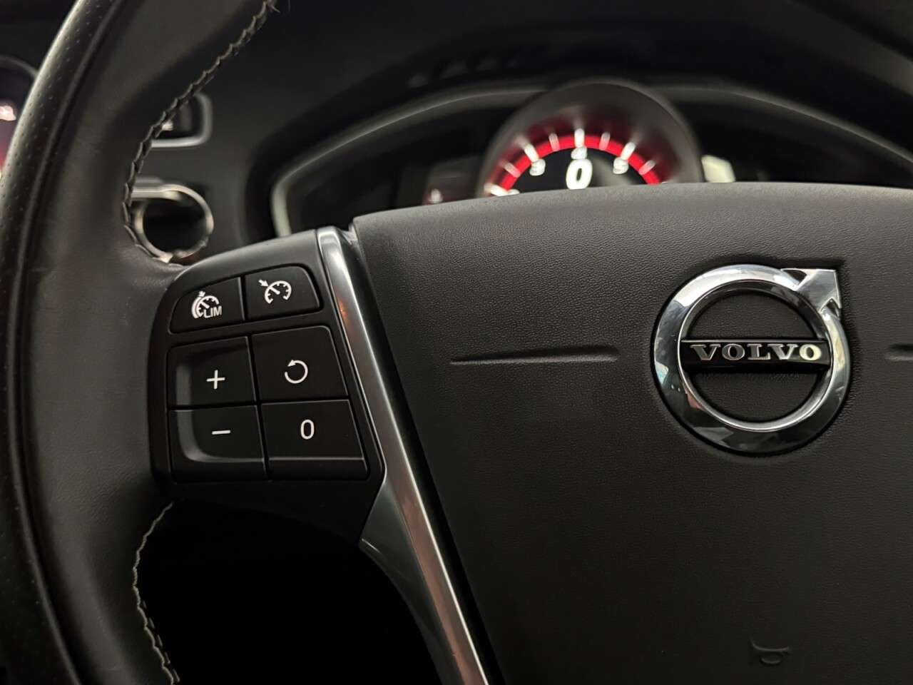 2018 VOLVO V40 2018 VOLVO V40