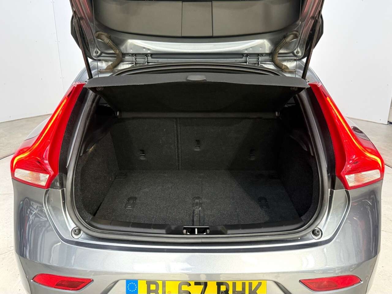 2018 VOLVO V40 2018 VOLVO V40