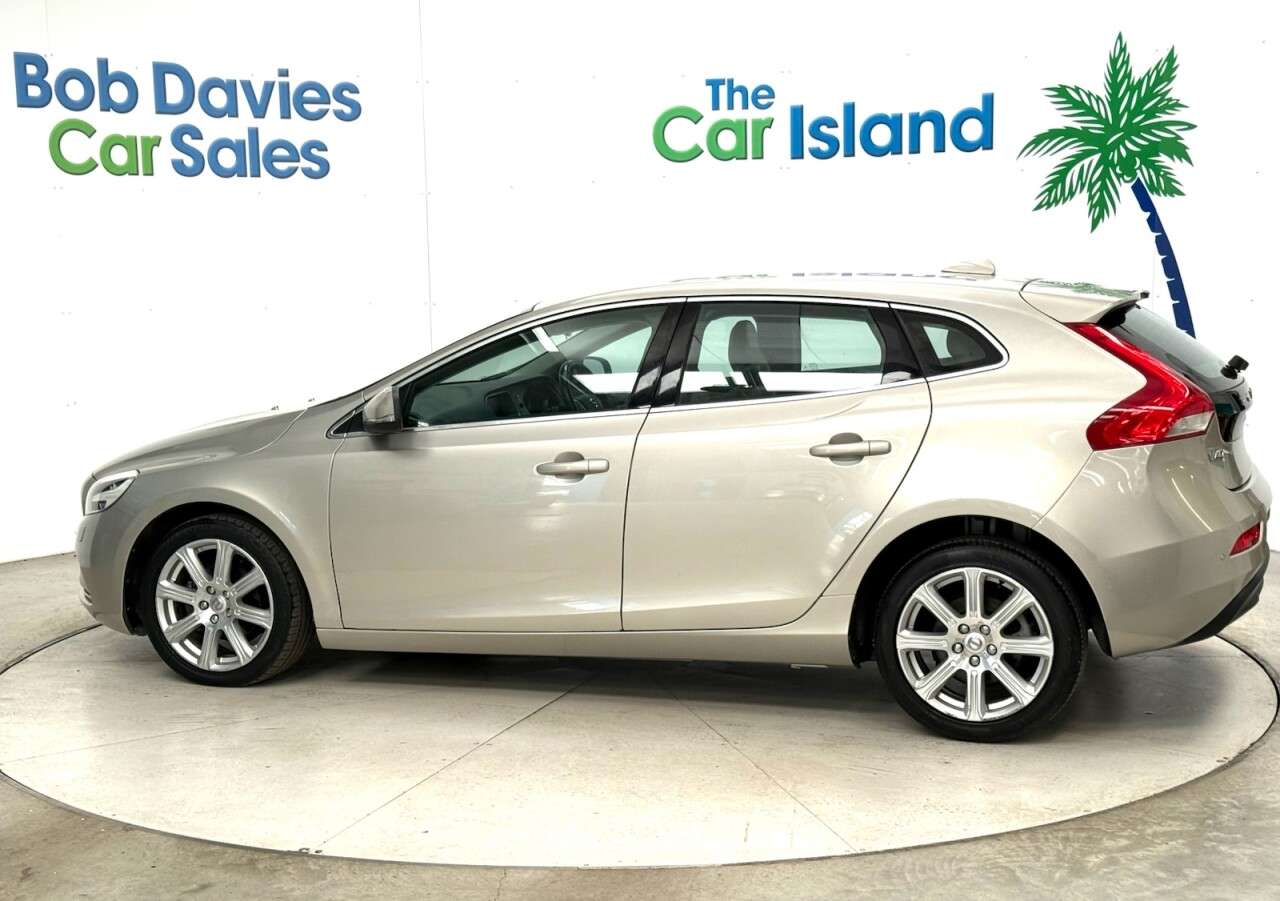 2017 VOLVO V40 2017 VOLVO V40