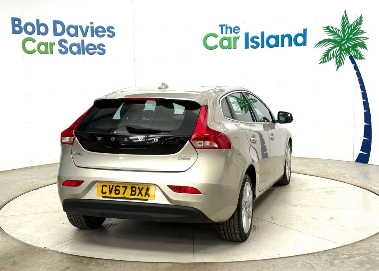 2017 VOLVO V40 2017 VOLVO V40