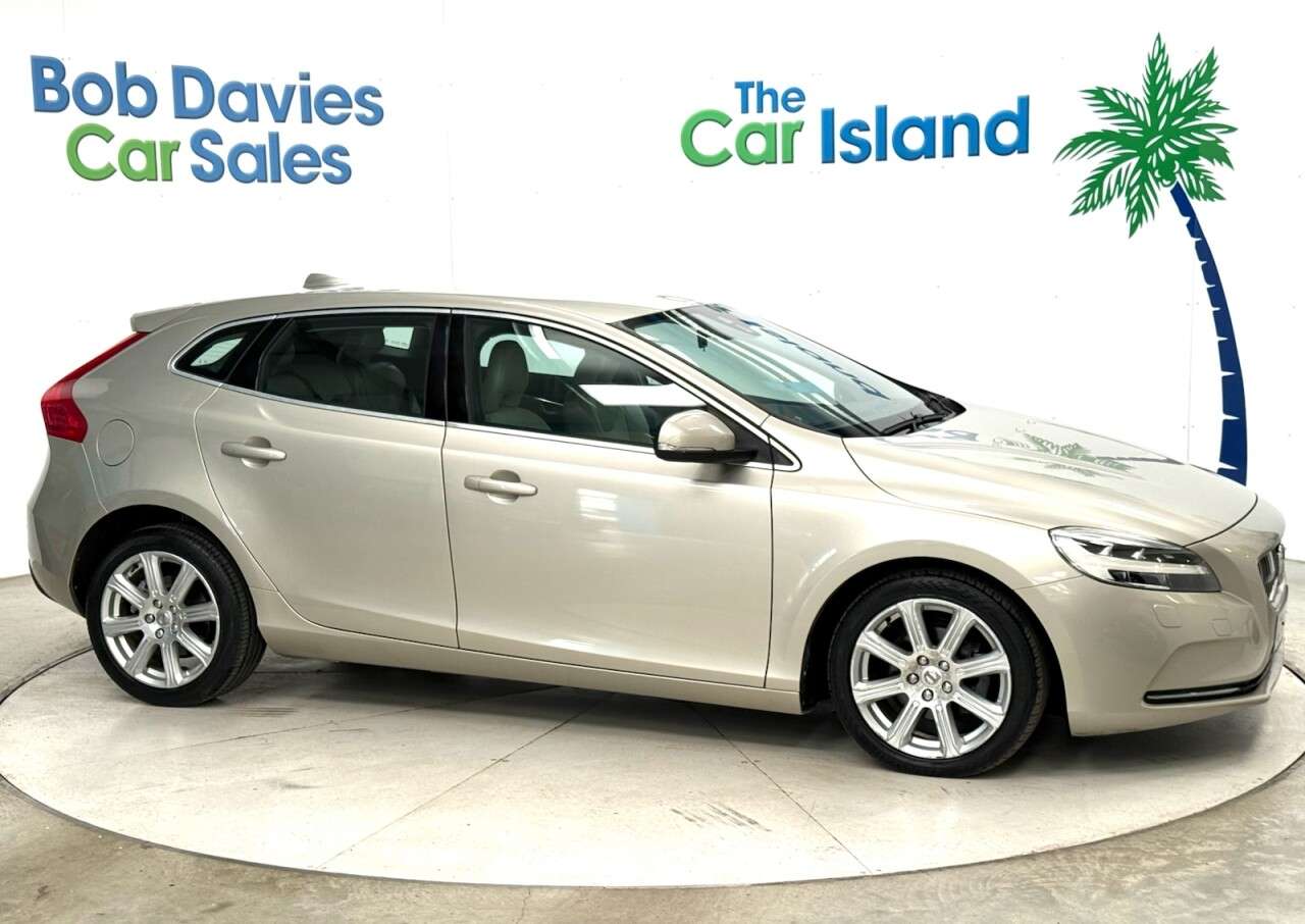 2017 VOLVO V40 2017 VOLVO V40