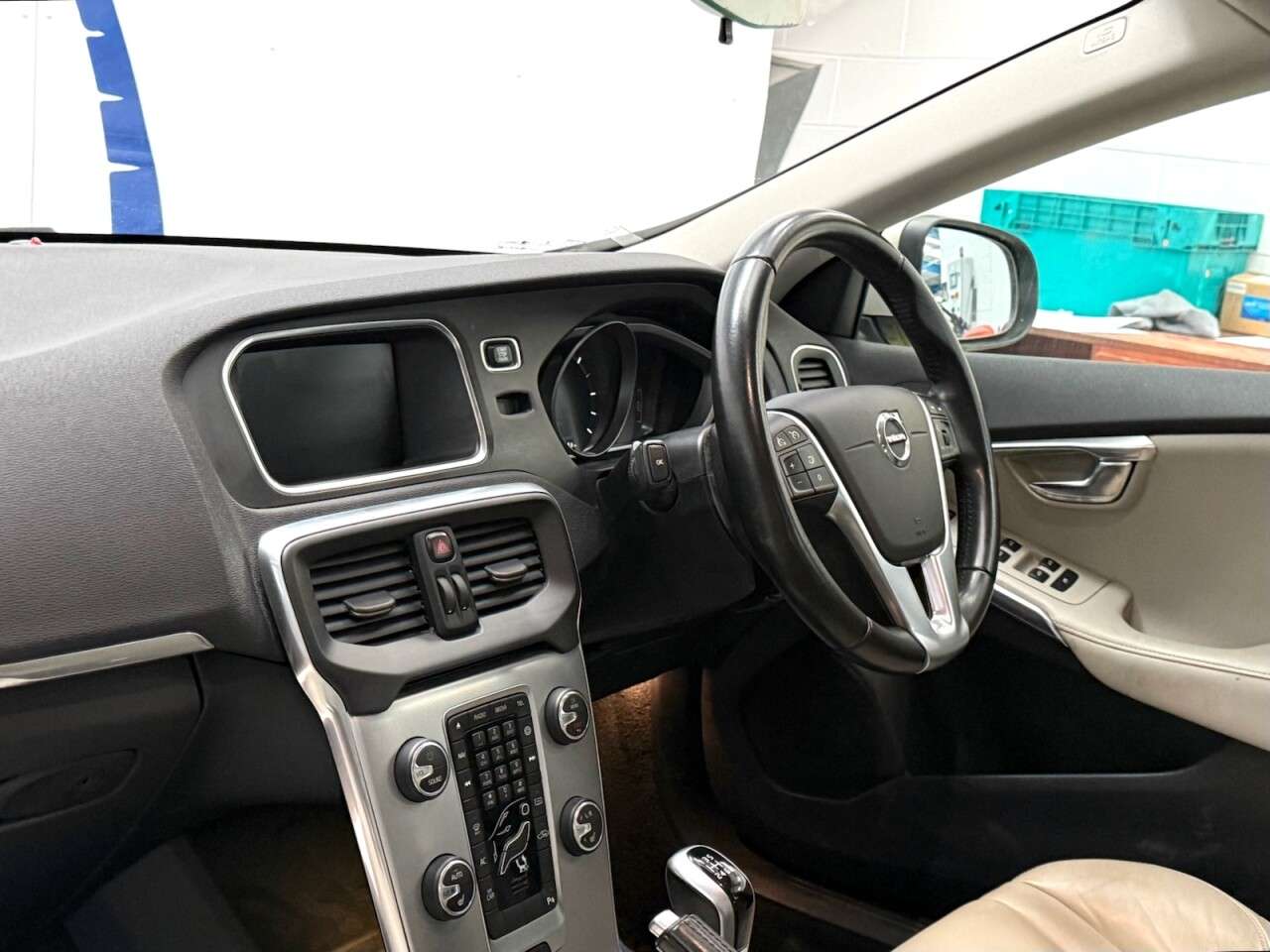 2017 VOLVO V40 2017 VOLVO V40