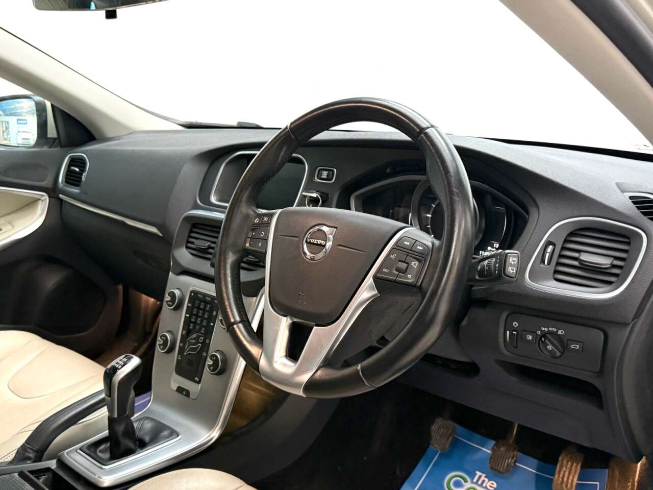 2017 VOLVO V40 2017 VOLVO V40