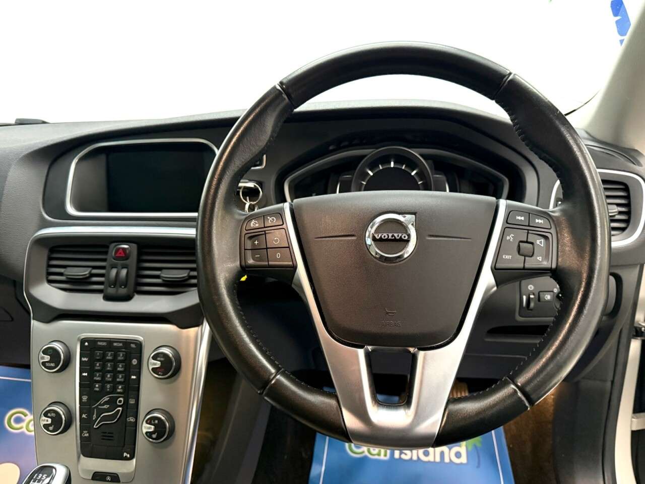 2017 VOLVO V40 2017 VOLVO V40