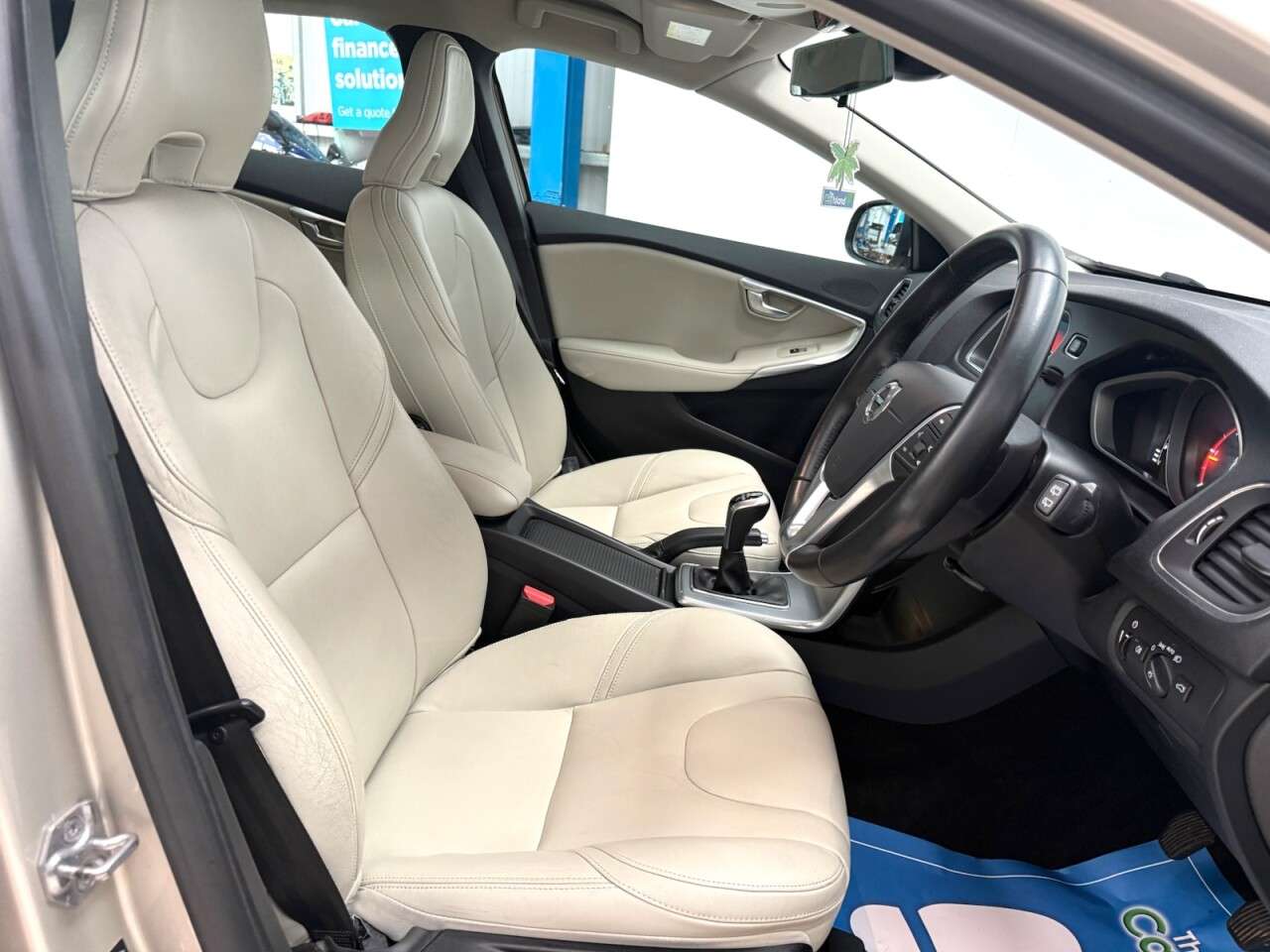 2017 VOLVO V40 2017 VOLVO V40