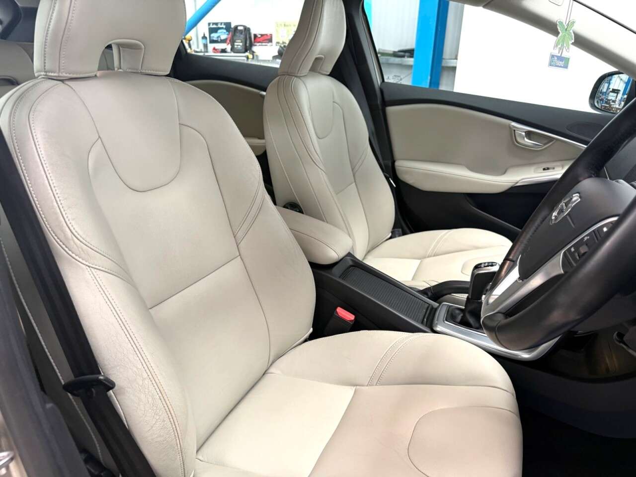 2017 VOLVO V40 2017 VOLVO V40