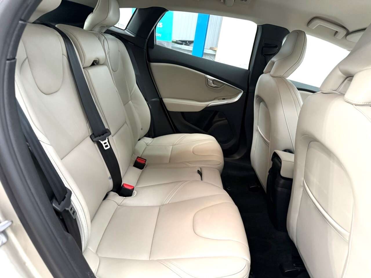 2017 VOLVO V40 2017 VOLVO V40