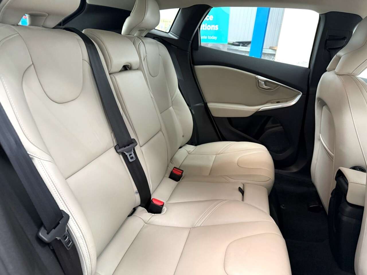 2017 VOLVO V40 2017 VOLVO V40