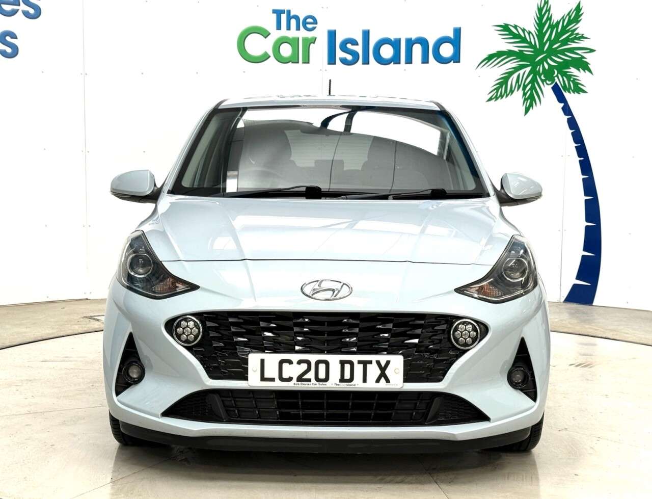 A 2020 HYUNDAI I10 1.0 Premium Hatchback 5dr Petrol Manual Euro 6 (s/s) (67 ps) Heated Seats & A 2020 HYUNDAI I10 1.0 Premium Hatchback 5dr Petrol Manual Euro 6 (s/s) (67 ps) Heated Seats &