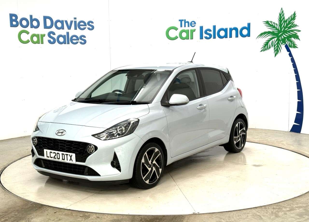 A 2020 HYUNDAI I10 1.0 Premium Hatchback 5dr Petrol Manual Euro 6 (s/s) (67 ps) Heated Seats & A 2020 HYUNDAI I10 1.0 Premium Hatchback 5dr Petrol Manual Euro 6 (s/s) (67 ps) Heated Seats &