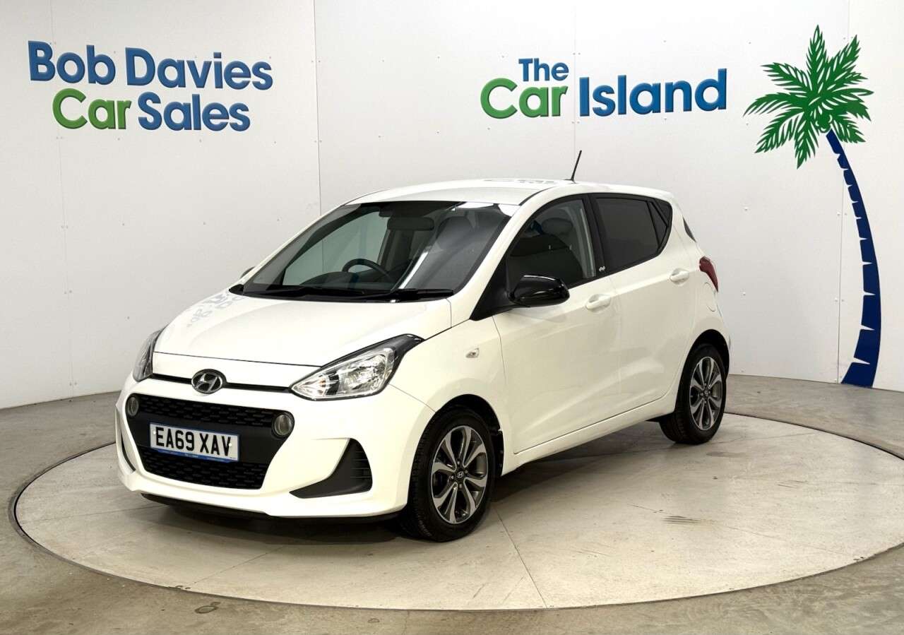A 2019 HYUNDAI I10 1.0 Play Hatchback 5dr Petrol Manual Euro 6 (67 ps) SATNAV CarPlay & Blueto A 2019 HYUNDAI I10 1.0 Play Hatchback 5dr Petrol Manual Euro 6 (67 ps) SATNAV CarPlay & Blueto