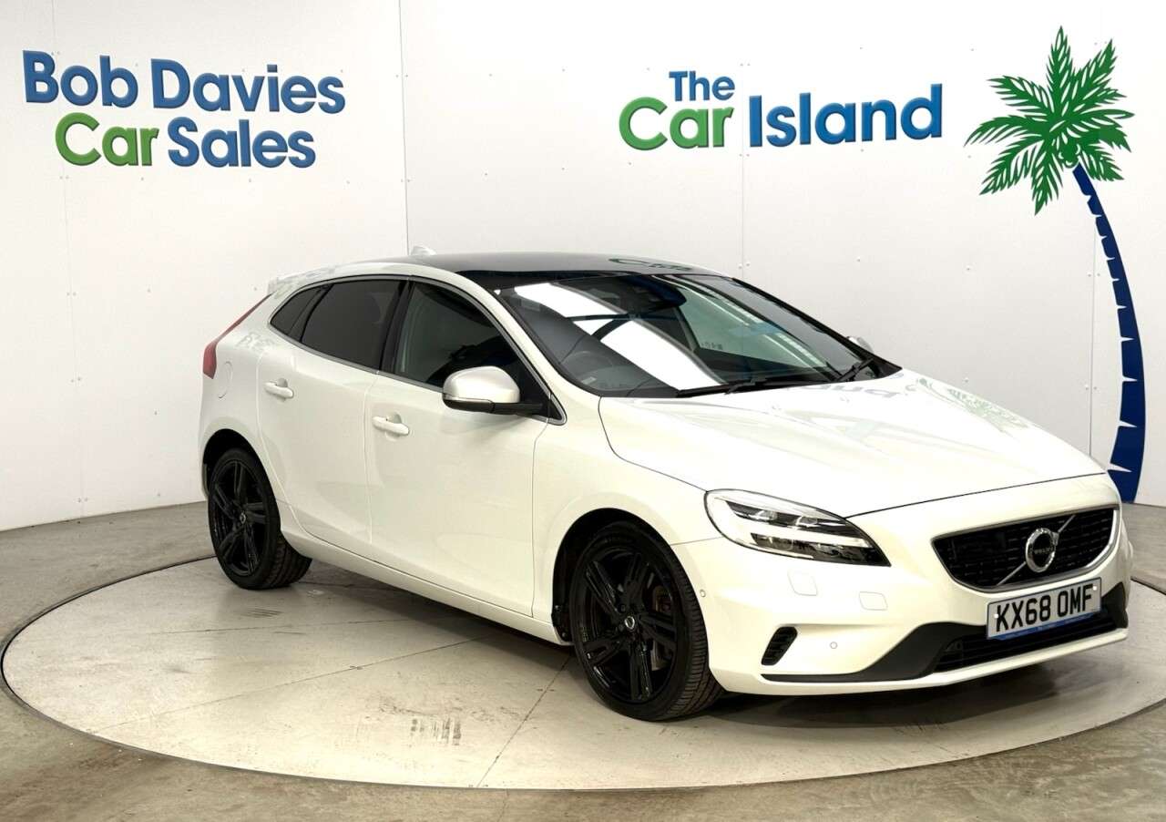 A 2018 VOLVO V40 1.5 T3 GPF R-Design Nav Plus Hatchback 5dr Petrol Auto Euro 6 (s/s) (152 ps A 2018 VOLVO V40 1.5 T3 GPF R-Design Nav Plus Hatchback 5dr Petrol Auto Euro 6 (s/s) (152 ps