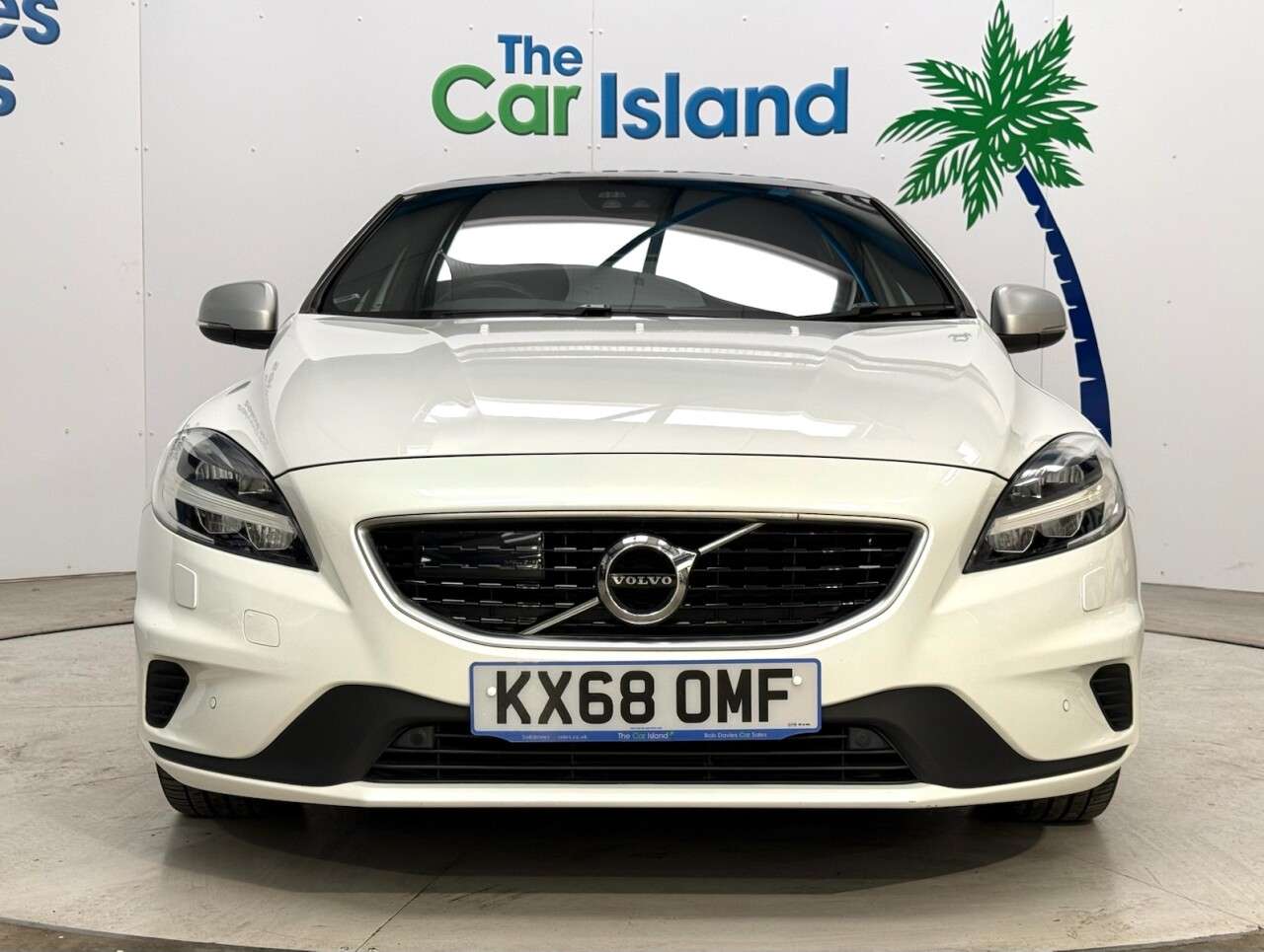 A 2018 VOLVO V40 1.5 T3 GPF R-Design Nav Plus Hatchback 5dr Petrol Auto Euro 6 (s/s) (152 ps A 2018 VOLVO V40 1.5 T3 GPF R-Design Nav Plus Hatchback 5dr Petrol Auto Euro 6 (s/s) (152 ps