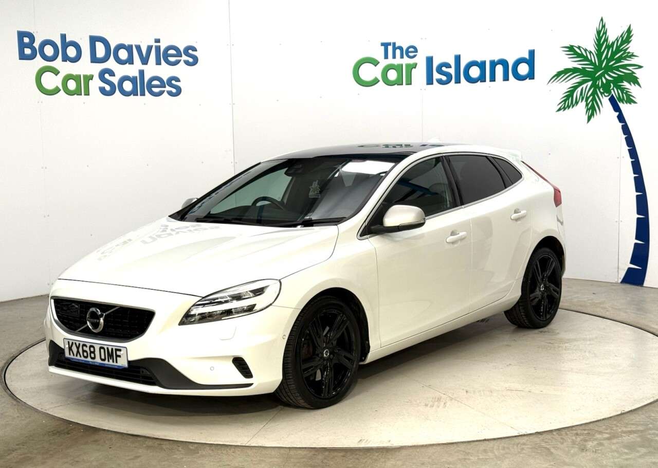 A 2018 VOLVO V40 1.5 T3 GPF R-Design Nav Plus Hatchback 5dr Petrol Auto Euro 6 (s/s) (152 ps A 2018 VOLVO V40 1.5 T3 GPF R-Design Nav Plus Hatchback 5dr Petrol Auto Euro 6 (s/s) (152 ps