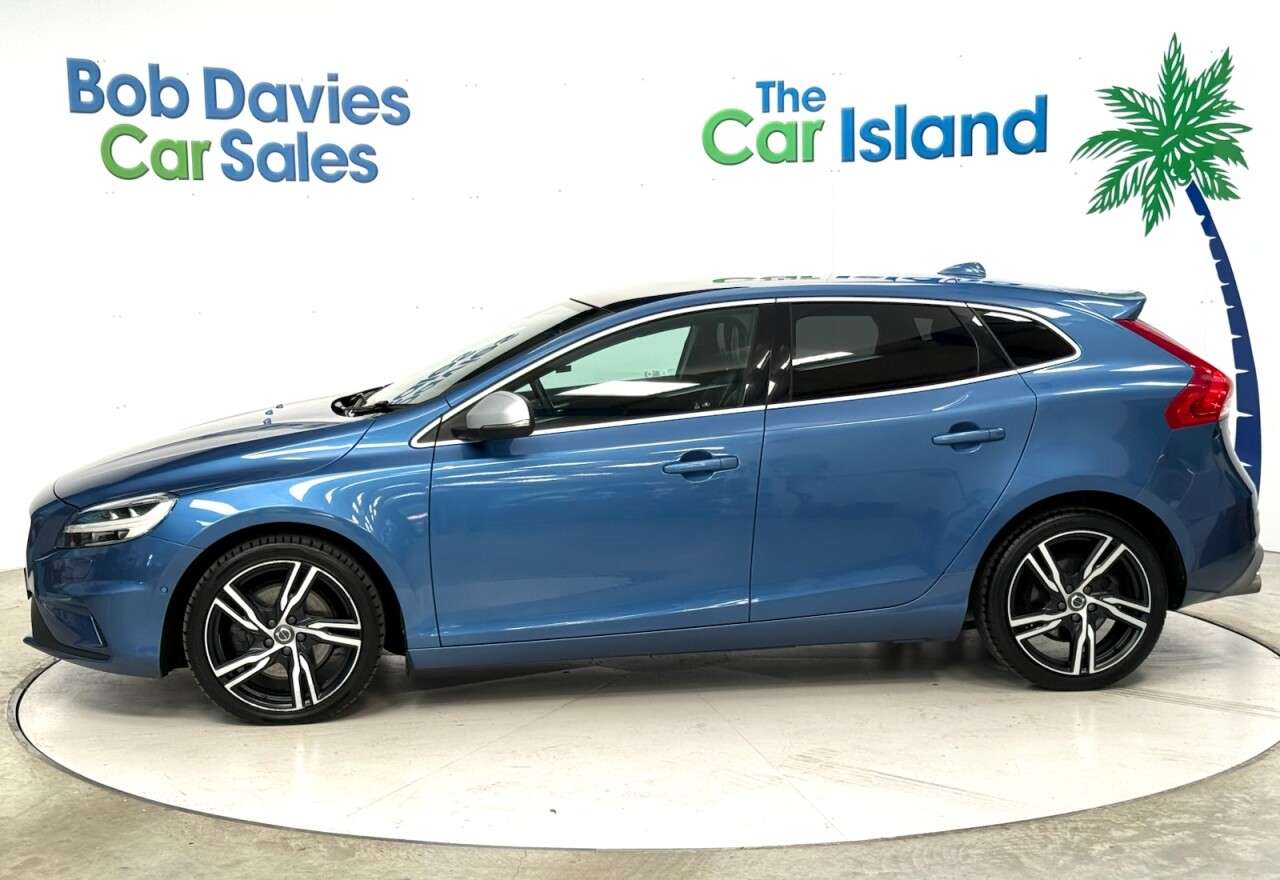 2018 VOLVO V40 2018 VOLVO V40