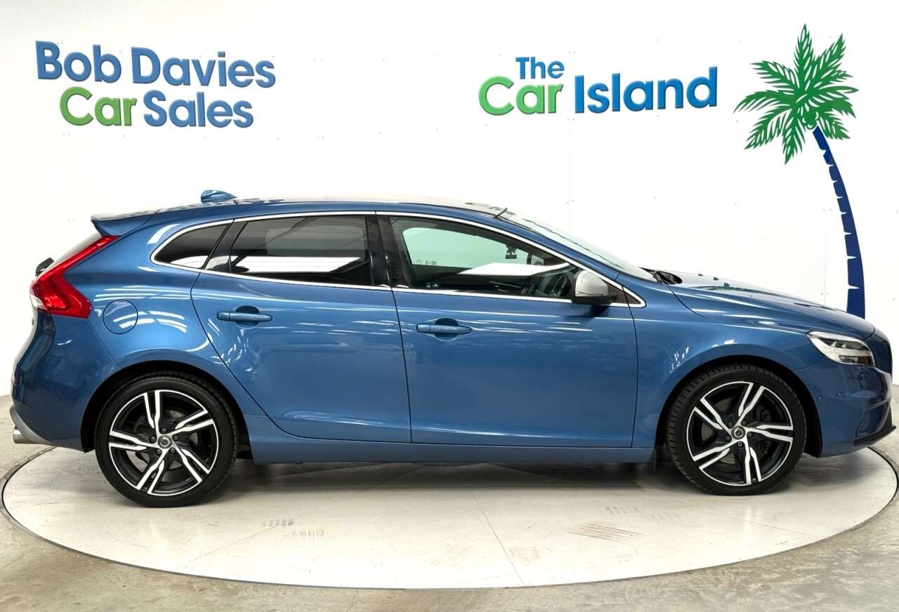 2018 VOLVO V40 2018 VOLVO V40