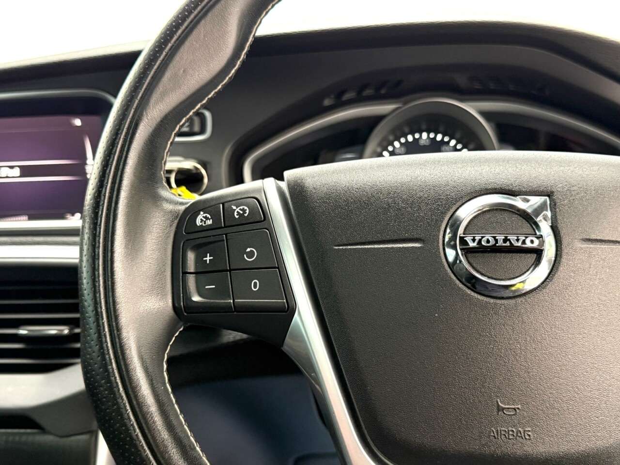 2018 VOLVO V40 2018 VOLVO V40