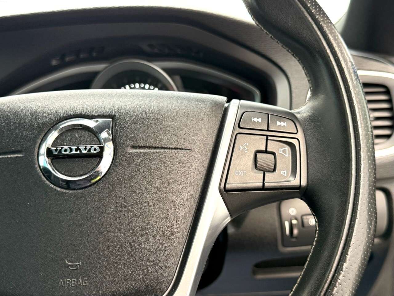 2018 VOLVO V40 2018 VOLVO V40